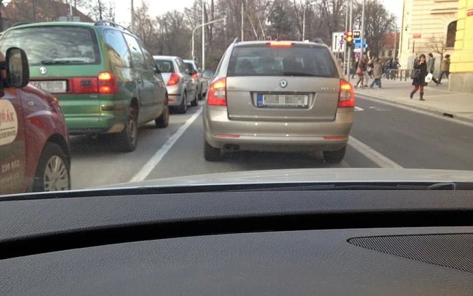 Ve směru k ulici Na Sadech už můžou auta stát ve dvou pruzích