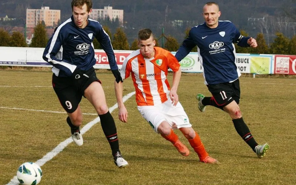 Jakub Rosůlek (v červenobílém) se proti svým bývalým spoluhráčům neprosadil. Míč před ním sebral Jakub Hric, vše jistí kapitán Táborska B Jan Chotovinský