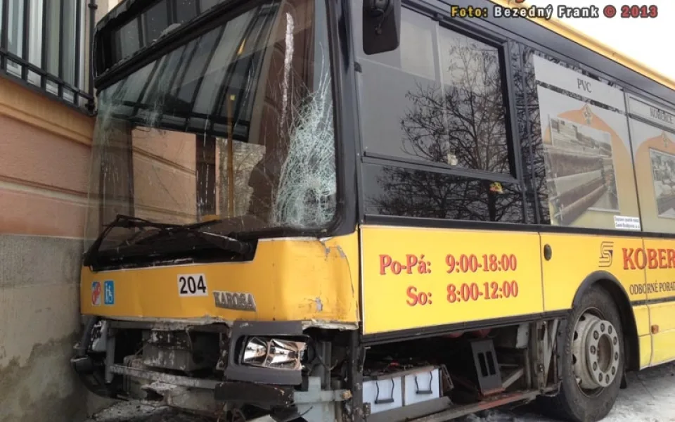 Autobus MHD narazil do budovy hlavní pošty na Senovážném náměstí