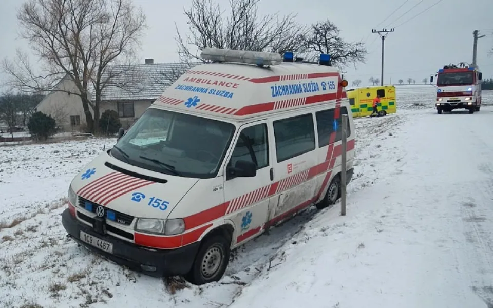 Havarované sanitky za obcí Dražíč