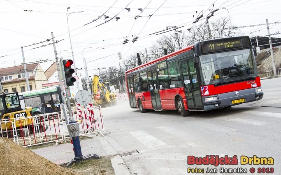 Omezený provoz u viaduktu na Rudolfovské