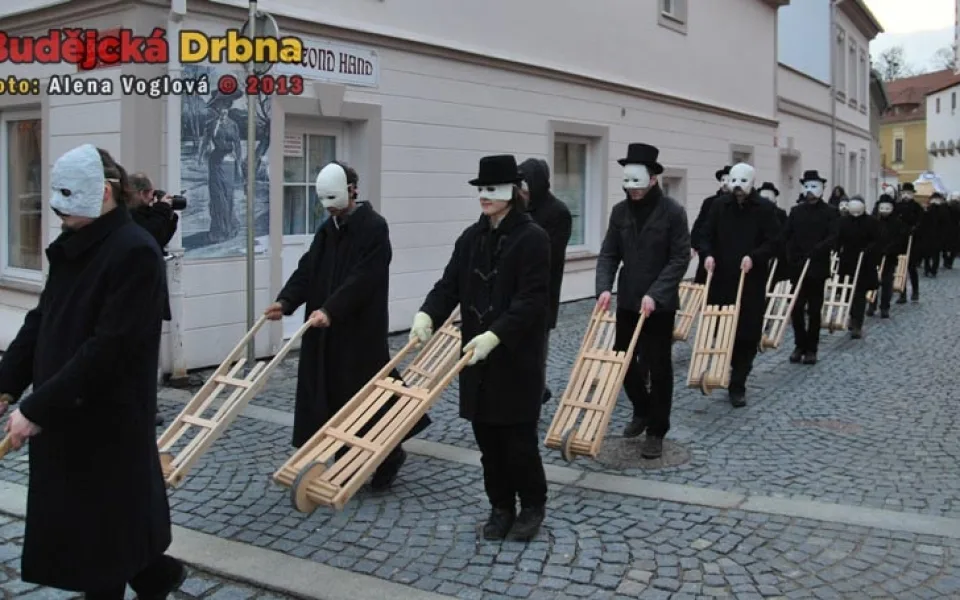 Večerní průvod