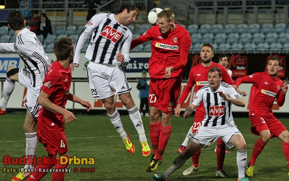 Hlavičkový souboj Hrayra Mkoyana s Michalem Škodou v zápase Dynama se Zbrojovkou Brno