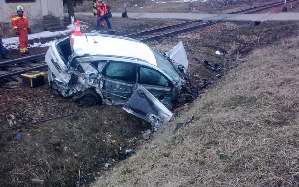 Havarovaný ford po střetu s vlakem v Horusicích