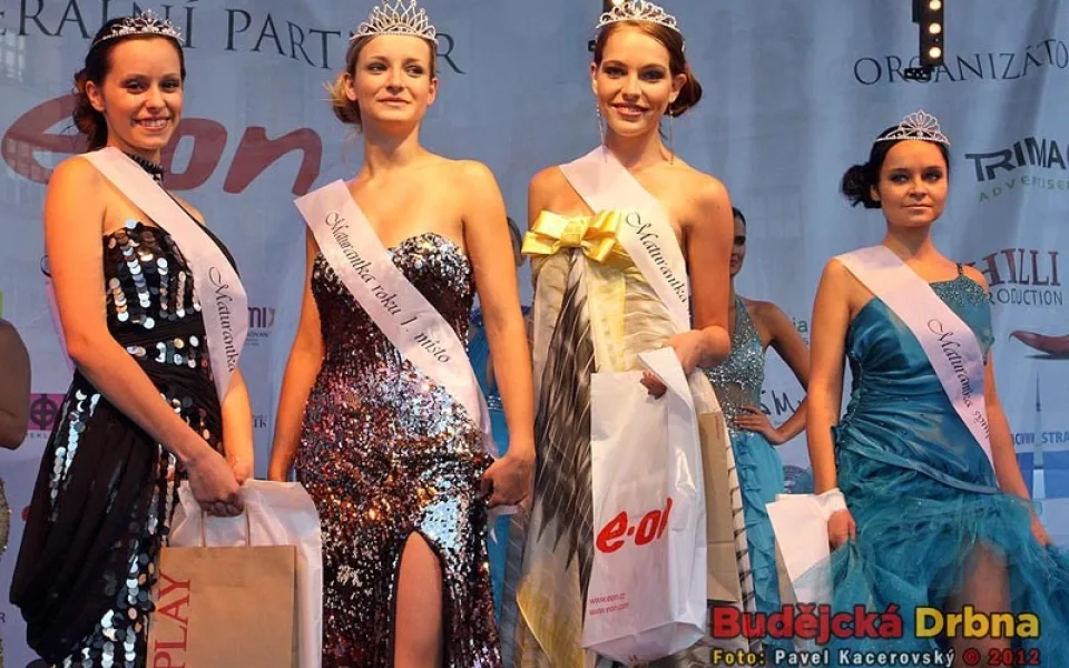 Čtyři oceněné dívky ve finále Maturantky Roku 2012, druhá zleva vítězka Gabriela Fialová ze Zruče nad Sázavou