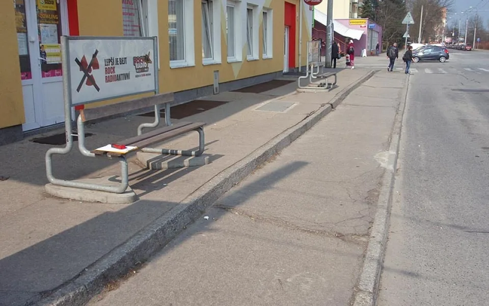 Jedna ze zastávek MHD v ulici Jana Opletala