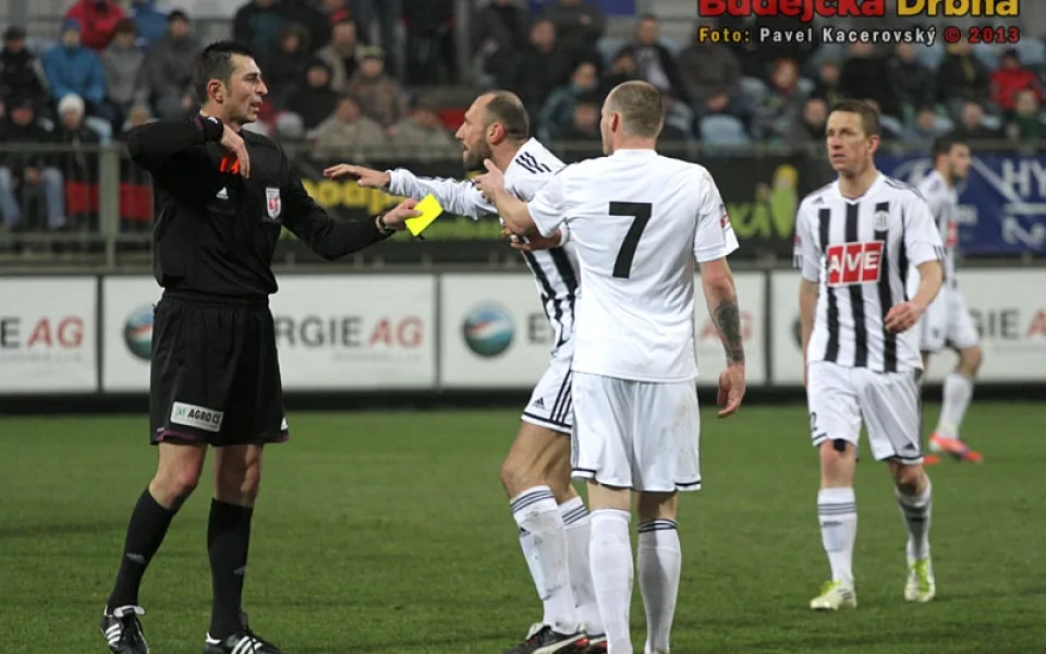 Rozhodčí Drahoslav Drábek vytahuje červenou kartu pro Jakuba Řezníčka