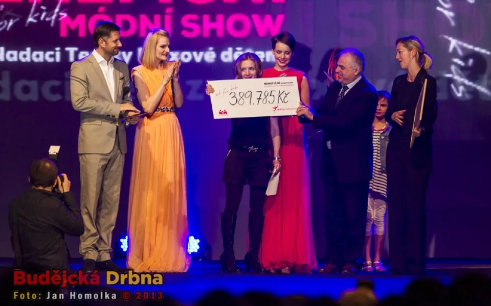 Předání šeku Nadaci Terezy Maxové dětem na sumu 389 785 Kč