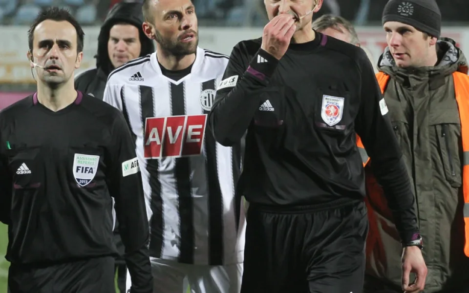 Rozhodčí Drahoslav Drábek opouští hřiště po posledním zápase Gambrinus ligy, který pískal