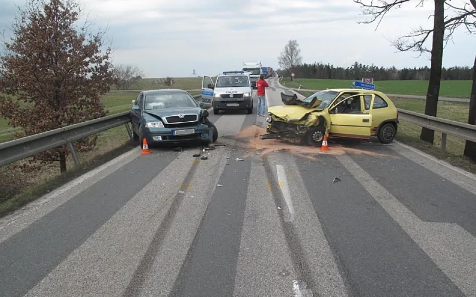 Následky čelního střetu Opelu Corsa a Škody Octavia u Krasejovky