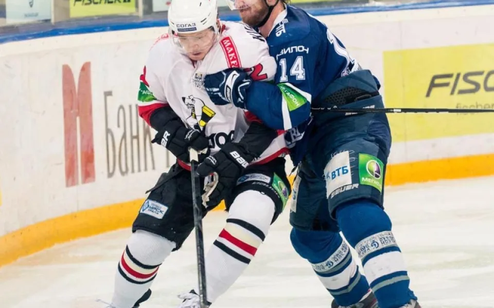 Filip Novák (vpravo) při zápase s Čeljabinskem