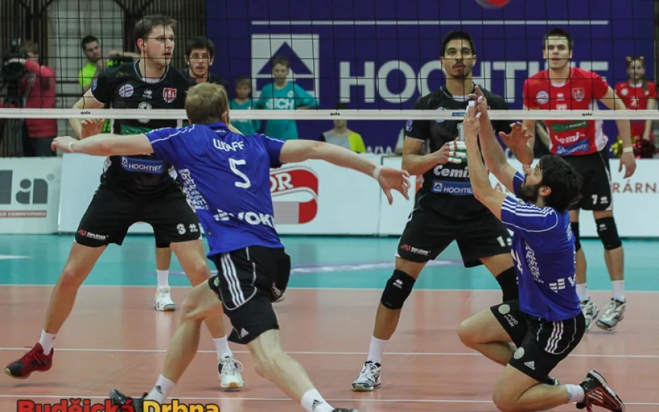 Nahrávač Zdeněk Haník připravuje balon pro Benjamina Wolffa