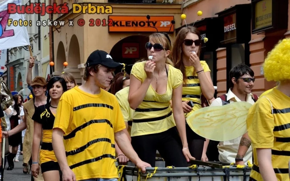 Majálesový průvod v roce 2012