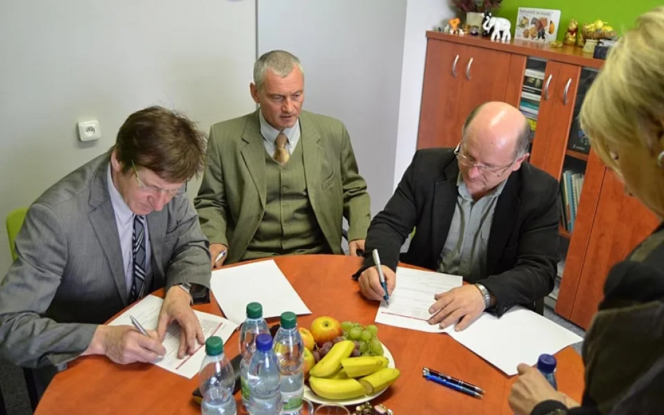Podpis dokumentů o založení konsorcia, zleva zástupci škol Pileček, Husár a Timko