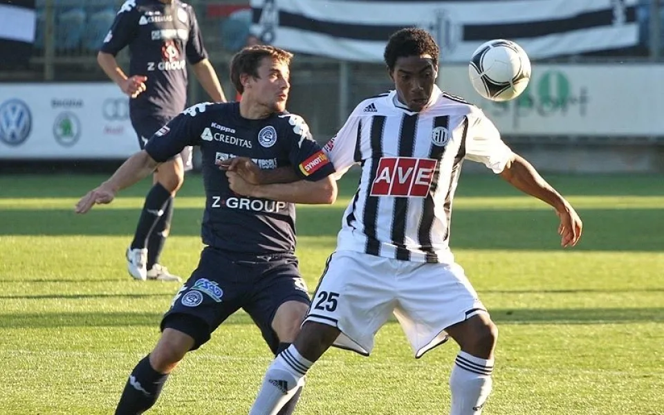 Budějcký Sandro v souboji s Filipem Hlúpikem ze Slovácka