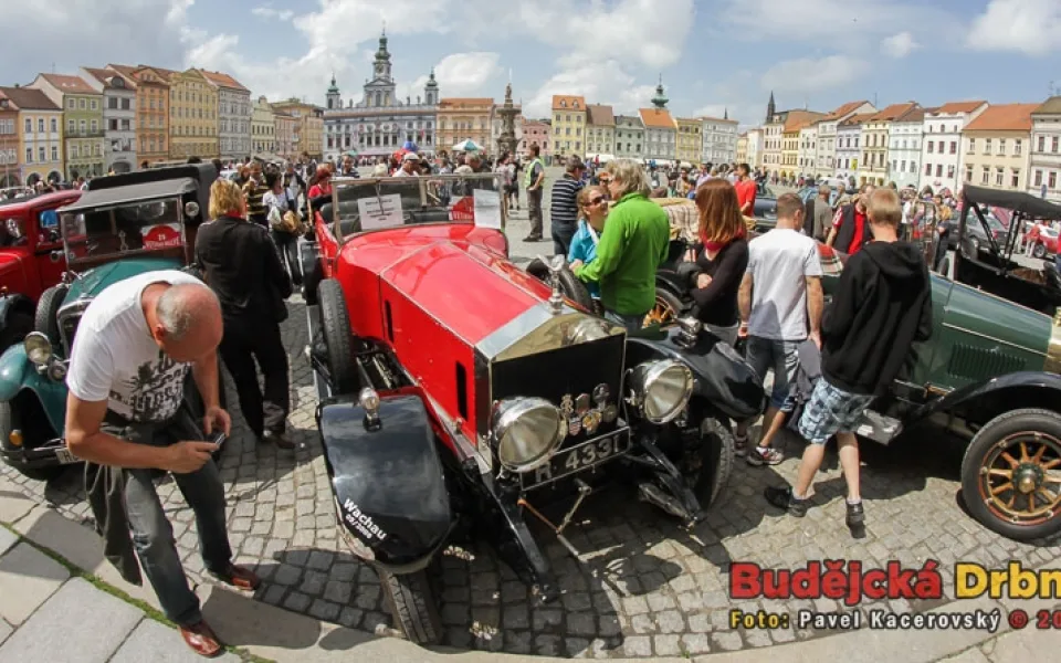 Budějcké náměstí se v sobotu po poledni zaplnilo historickými vozy, motocykly i nadšenými diváky