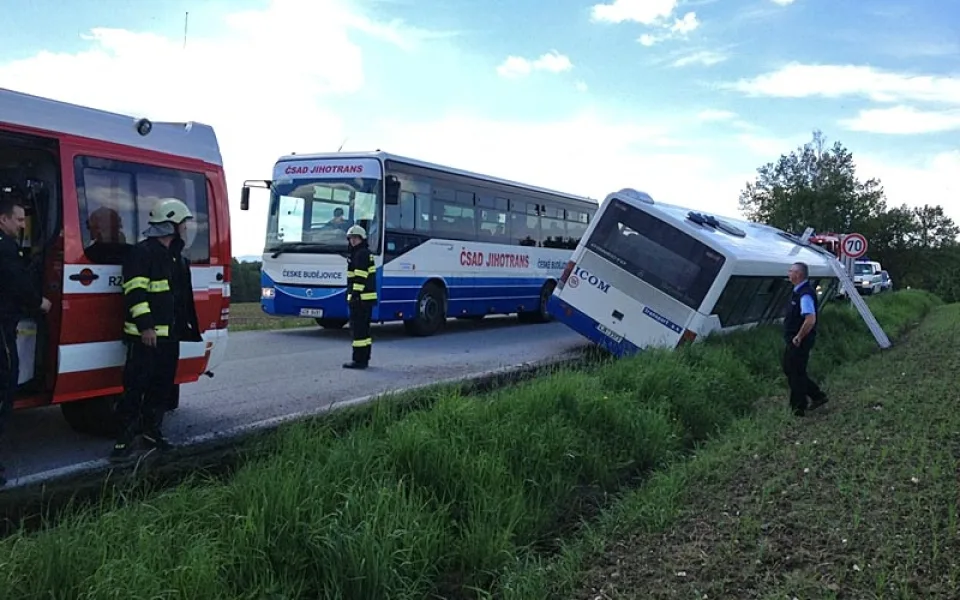 Havarovaný autobus u Ledenic