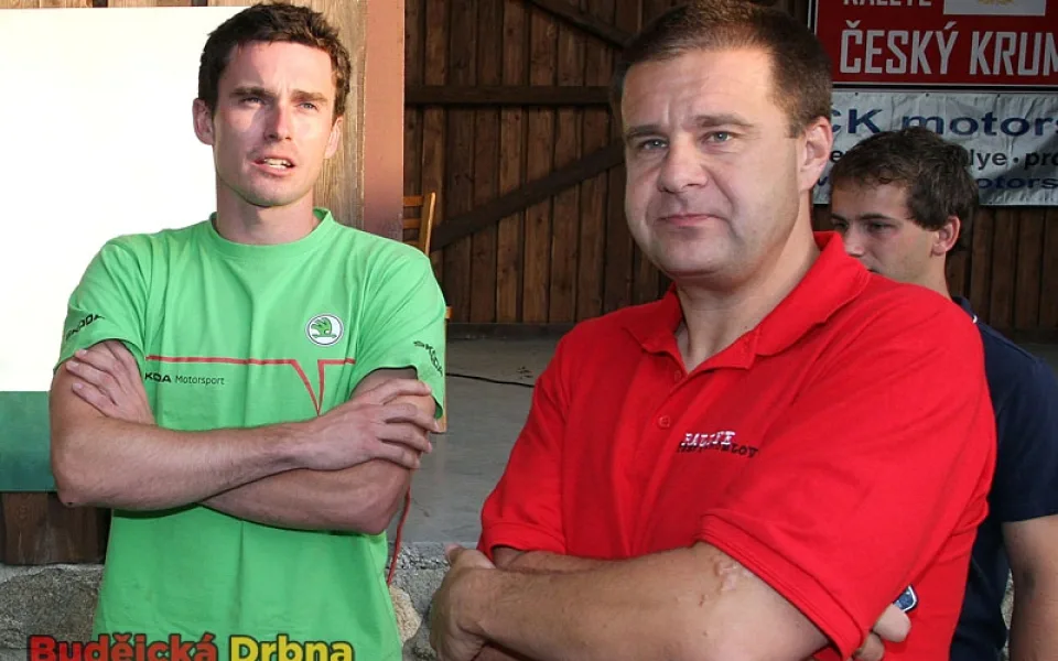 Bývalý ředitel Rallye Český Krumlov Jindřich Kunc (vpravo) s vítězem loňského jubilejního 40. ročníku Janem Kopeckým, továrním jezdcem Škody Motorsport
