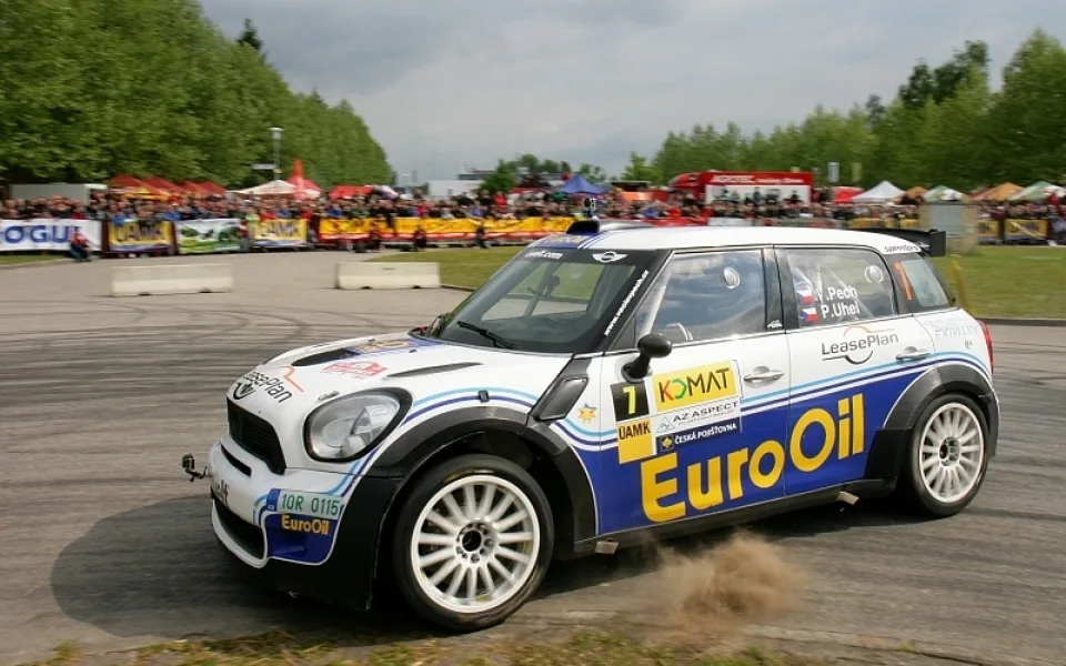 Václav Pech s Petrem Uhlem a jejich Mini John Cooper Works S2000 na budějckém Výstavišti