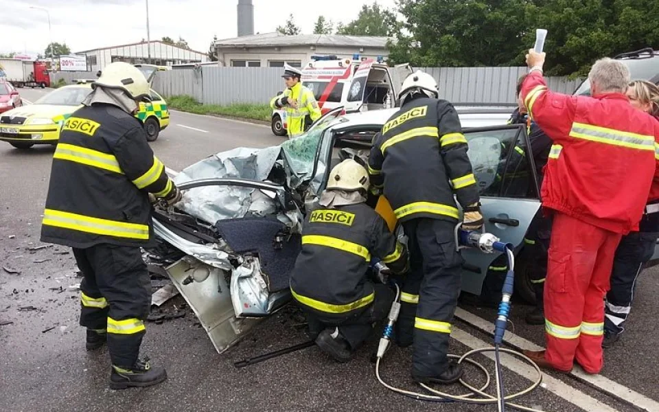 Řidiče fiatu museli hasiči z auta vystřihat