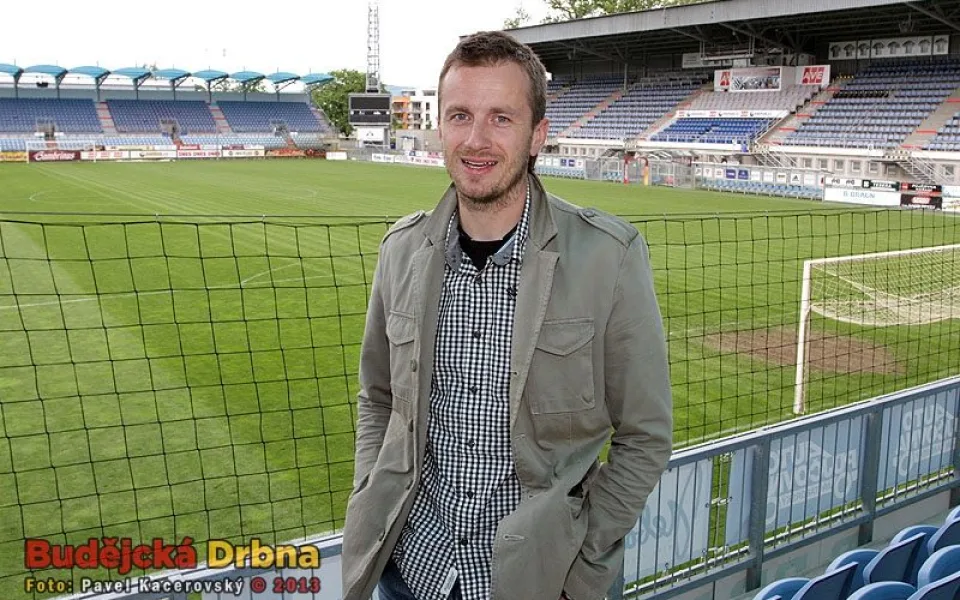 Obchodní, marketingový a PR manažer Dynama České Budějovice Radim Šupka na stadionu, který bude od nové sezony pouze druholigový