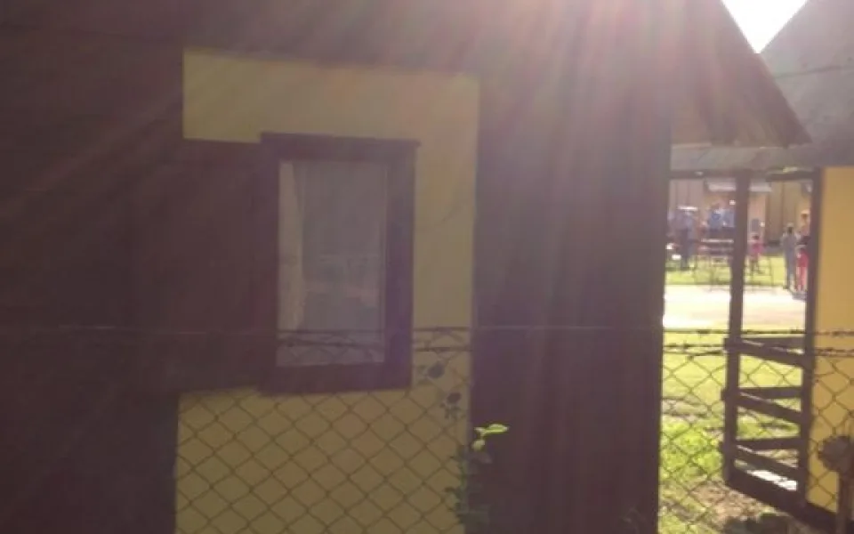 V pozadí za chatkou lze vidět zasahující policisty