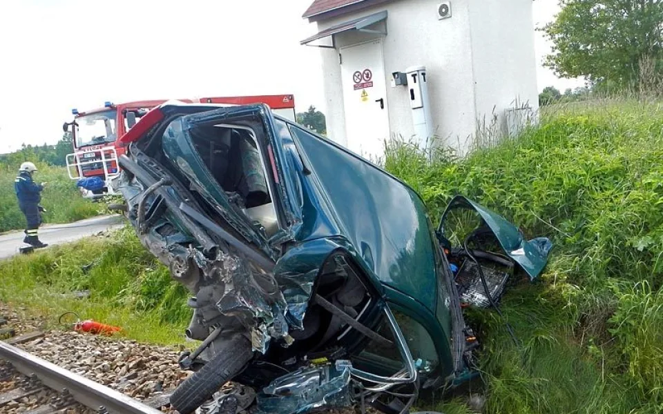 Následky srážky vlaku a osobního automobilu u Borovan