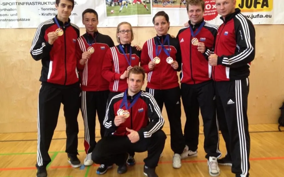 Zleva Josef Laštůvka, Jan Milan, Pavla Linhartová, Lucie Veithová, Jan Kočí, trenér Miroslav Hýsek a klečící Vojtěch Kočí