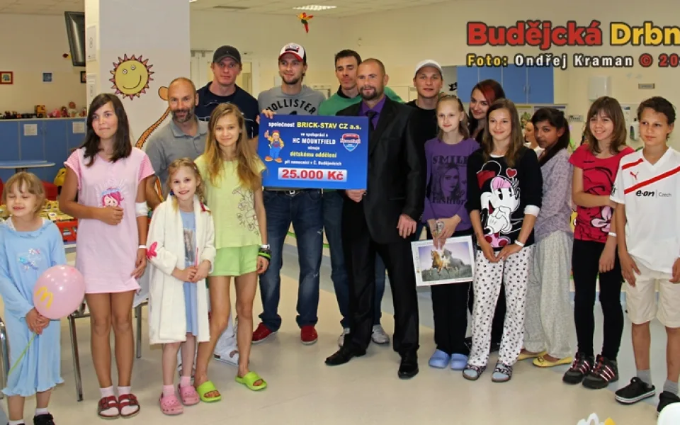 Návštěva hokejistů HC Mountfield na Dětském oddělení Nemocnice České Budějovice