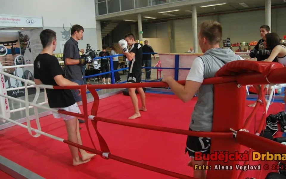 Ukázka bojových umění školou Gladiators gym