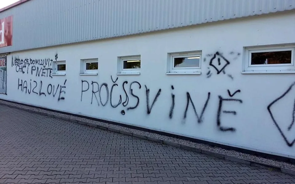 Sprejer se vyřádil na pobočce Mountfieldu na Borku