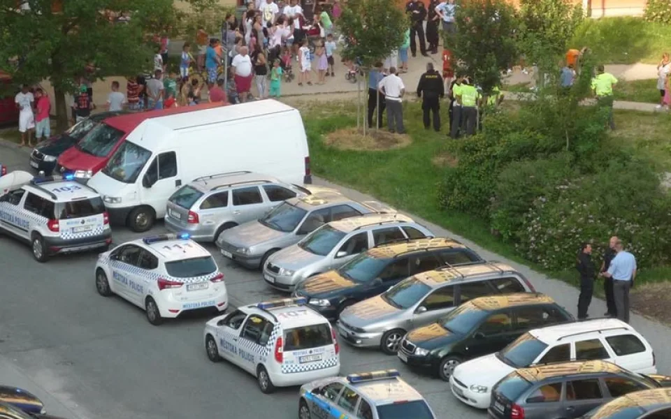 Potyčka v ulici Miroslava Chlajna na sídlišti Máj