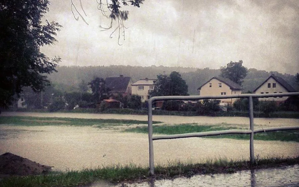 Rozlitá Malše v Plavě v úterý hodinu po poledni