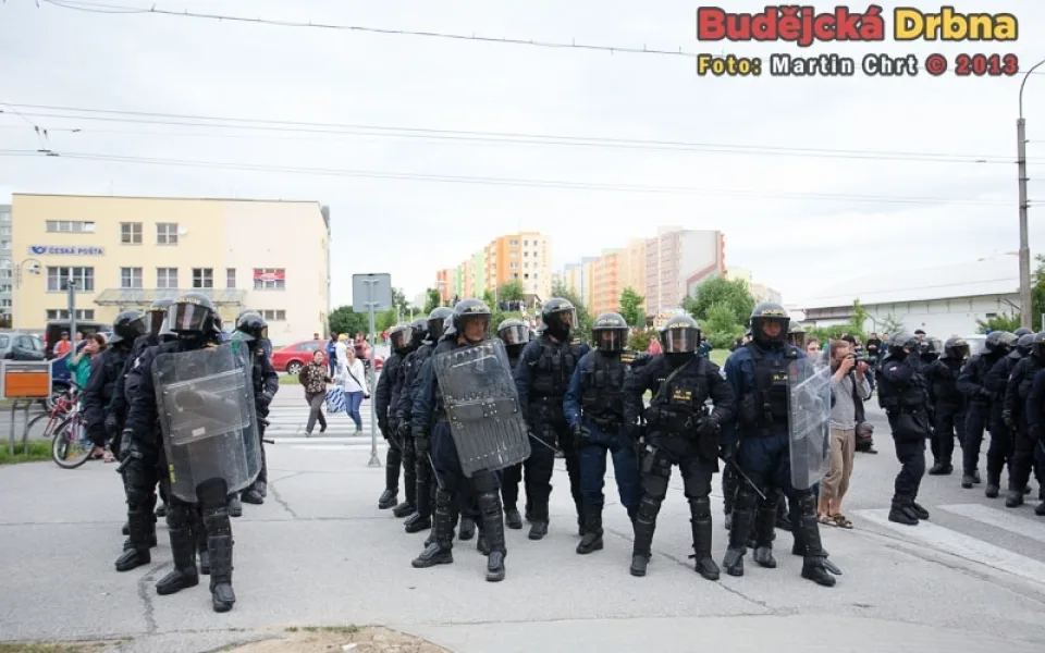 Policejní těžkooděnci při dnešním zásahu