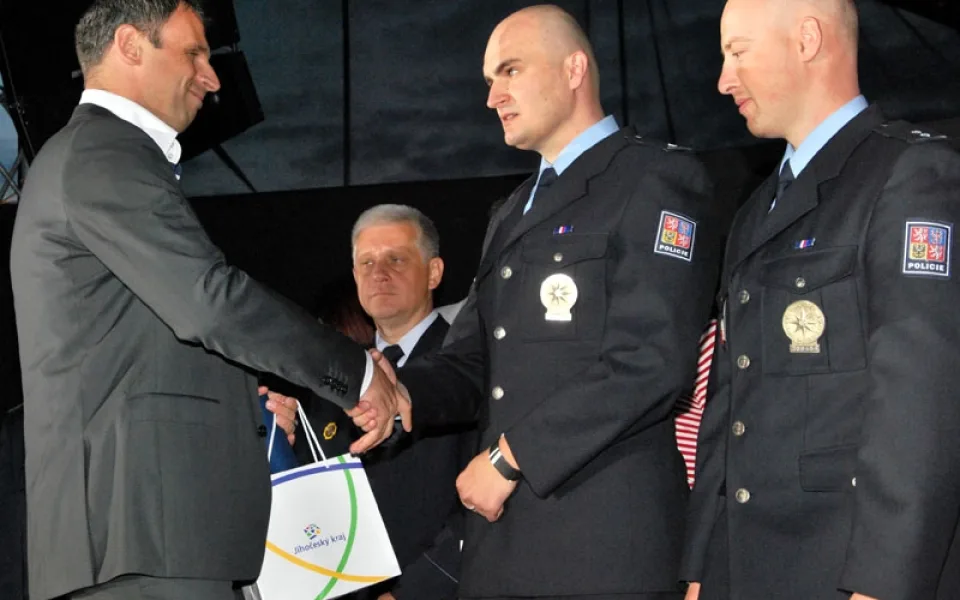 Hejtman předává ocenění policistům