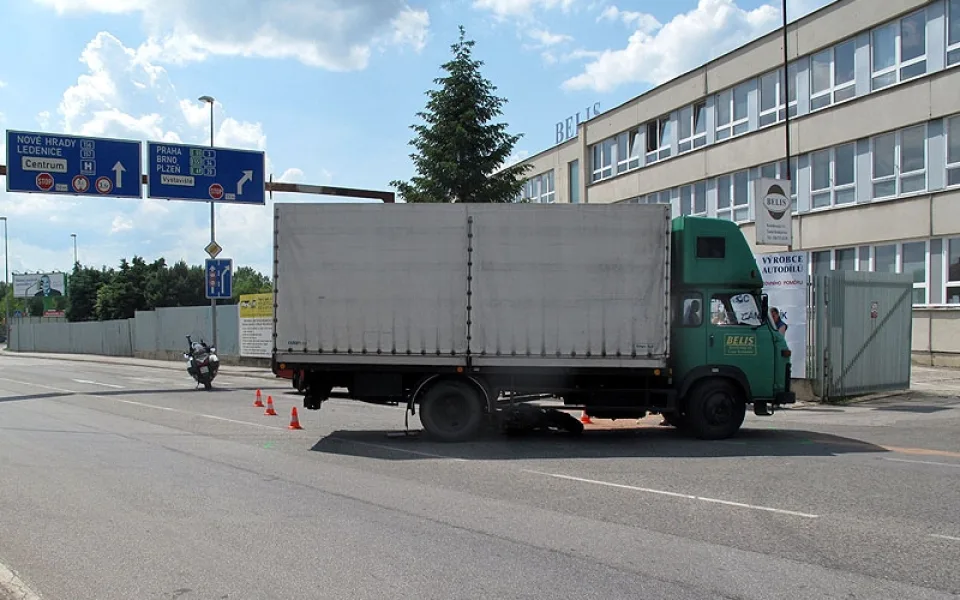 Motorka skončila pod nákladním autem