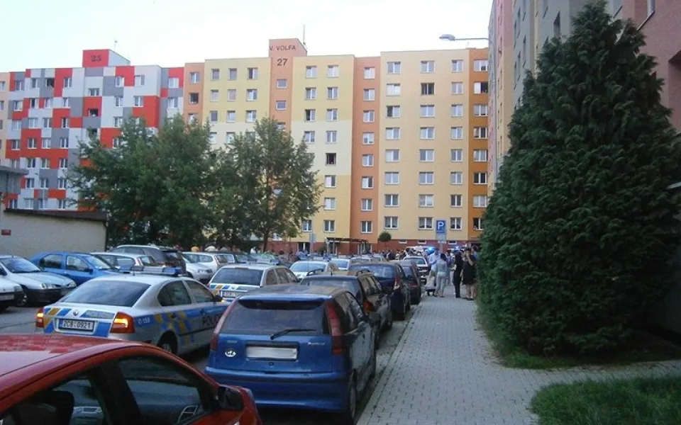 Nedělní večer ve znamení nepokojů na sídlišti Máj