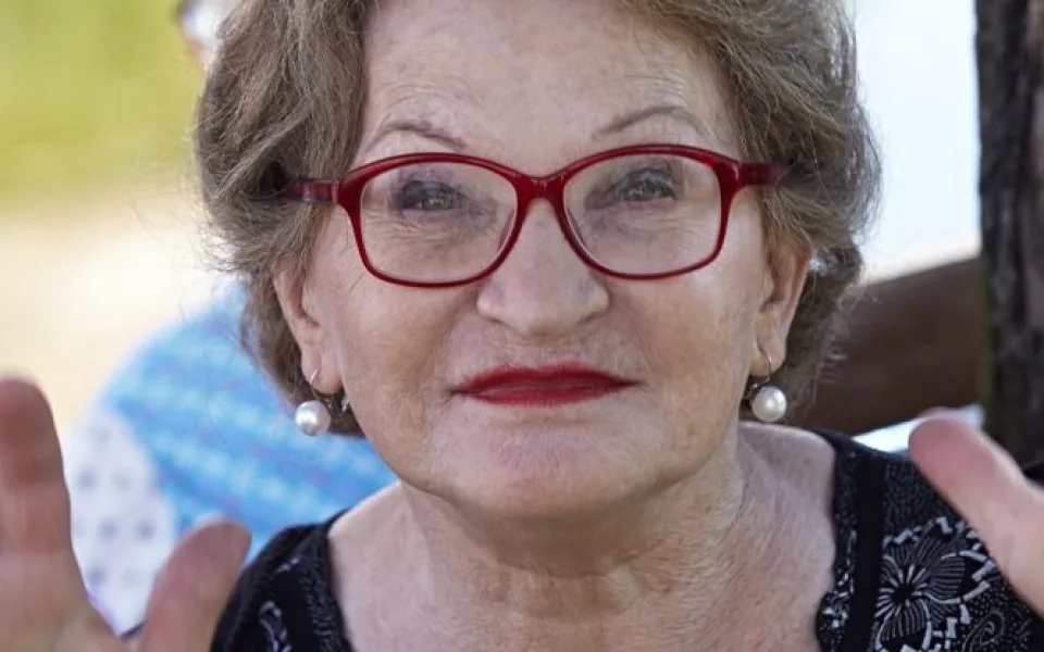 Herečka Jana Synková hraje „univerzální drbnu“ Horáčkovou v komedii Zdeňka Trošky Babovřesky.