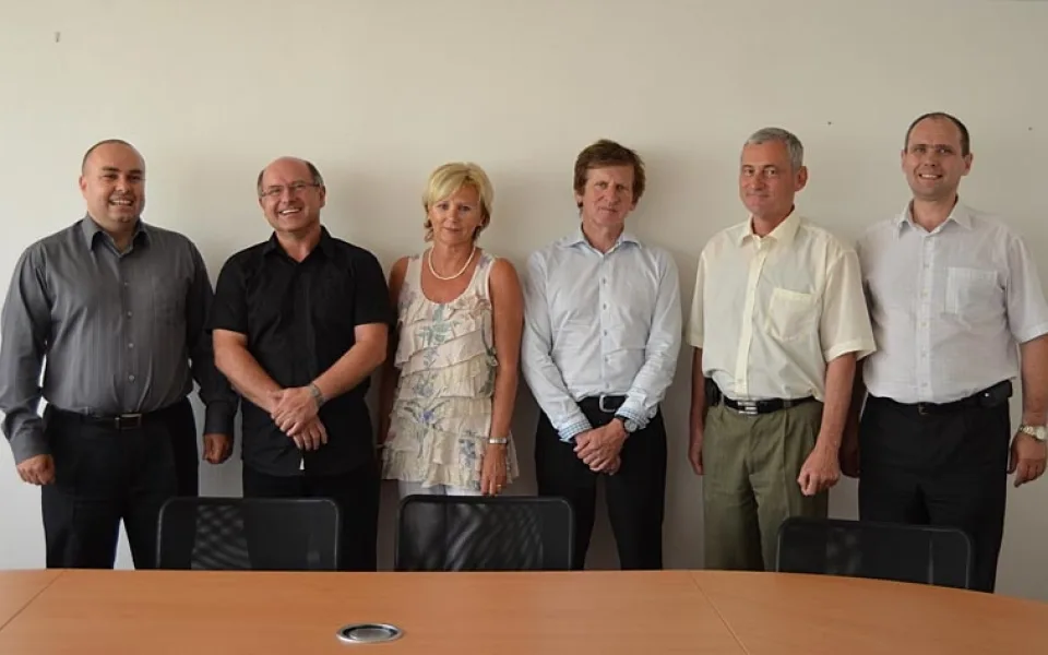 Zleva rektor VŠTE Marek Vochozka, Milan Timko, ředitel velešínské školy, Ludmila Opekarová, prorektorka VŠTE, Miloslav Pileček, ředitel školy ve Strakonicích, Štefan Husár, vedoucí Katedry strojírenství VŠTE a jeho zástupce Daniel Kučerka