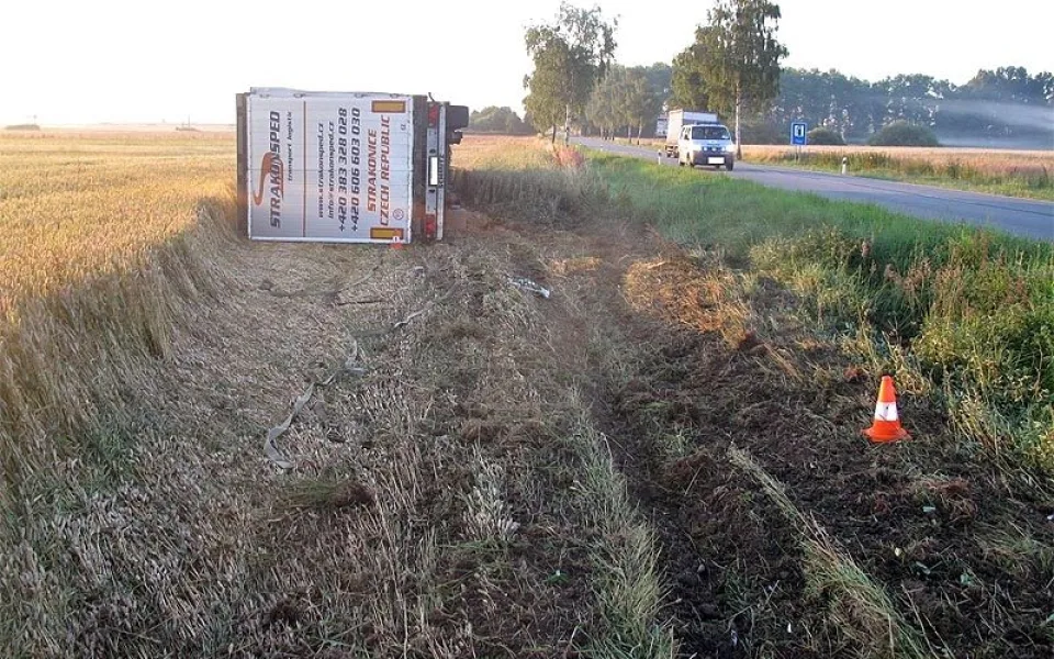 Nehoda nákladního automobilu mezi Pištínem a Češnovicemi