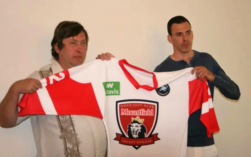 Miroslav Schön s Jiřím Šimánkem představují dres Mountfieldu HK