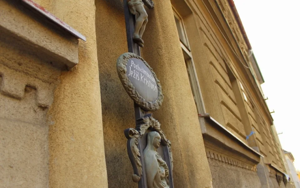 Dům na Novohradské, ve které žije i několik romských rodin