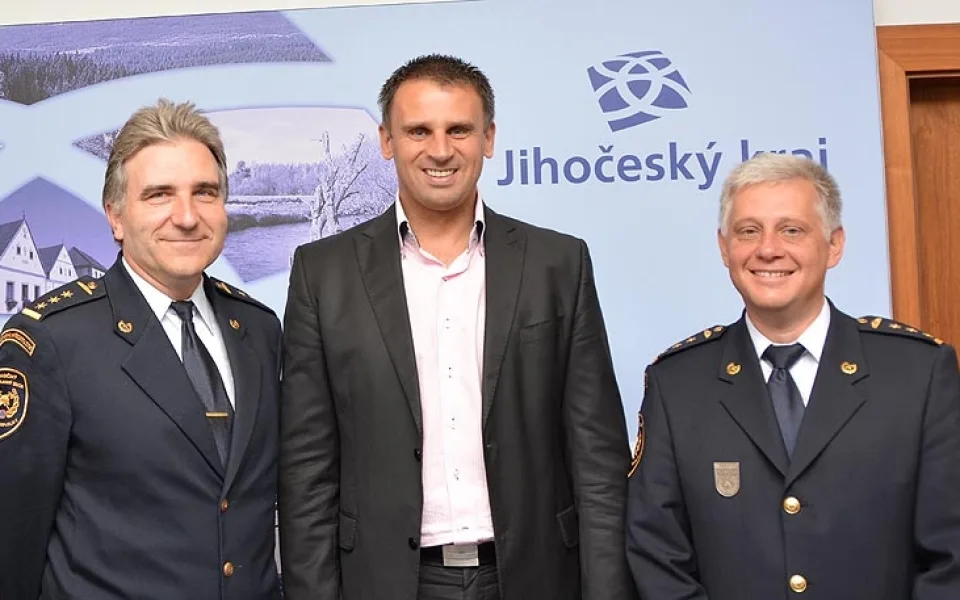 Hejtman Jiří Zimola s hasiči, vlevo Drahoslav Ryba, vpravo Lubomír Bureš