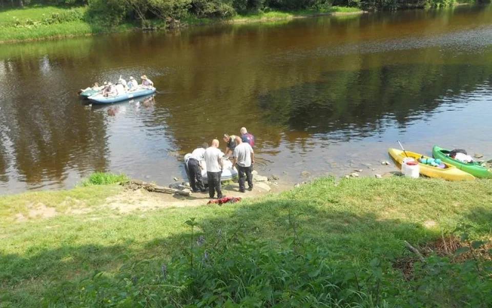 K mrtvému muži se záchranáři dostali na raftu vypůjčeném od vodáků