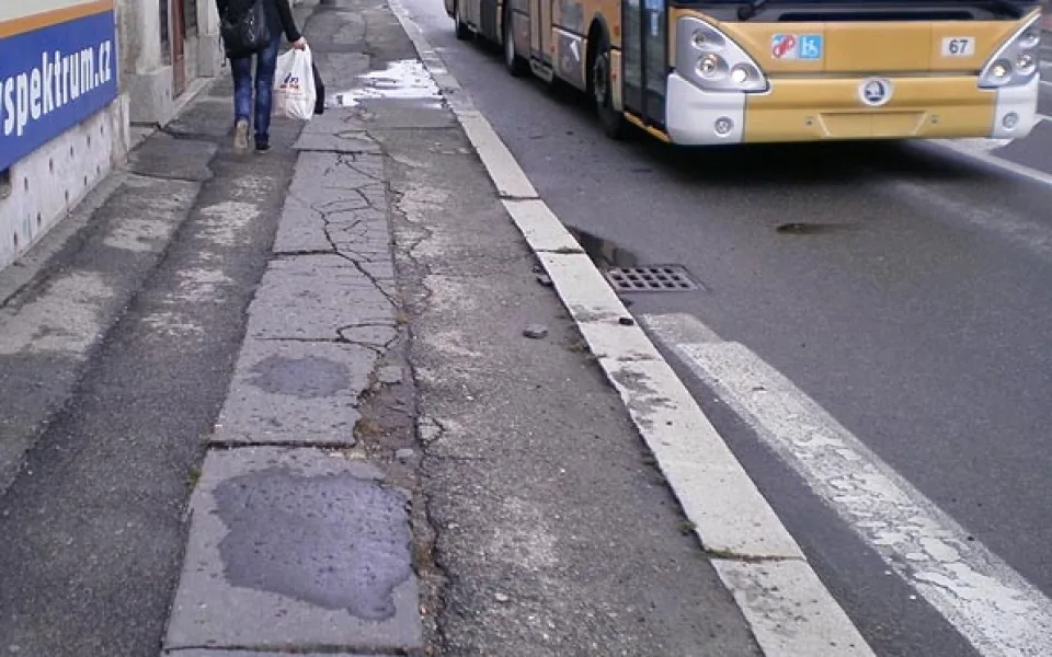 Chodník na Rudolfovské třídě u viaduktu