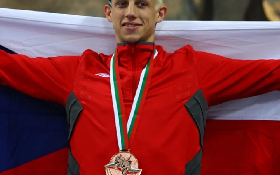 Jan Chaloupka se na stupních vítězů raduje z bronzové medaile