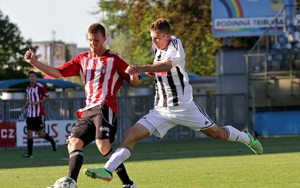 Zdeněk Linhart (vpravo) v souboji s Miroslavem Houžvičkou