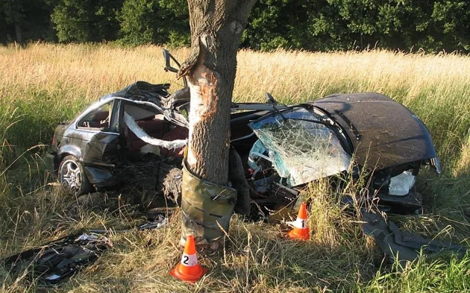 Zdemolované BMW po nehodě u Chvalešovic