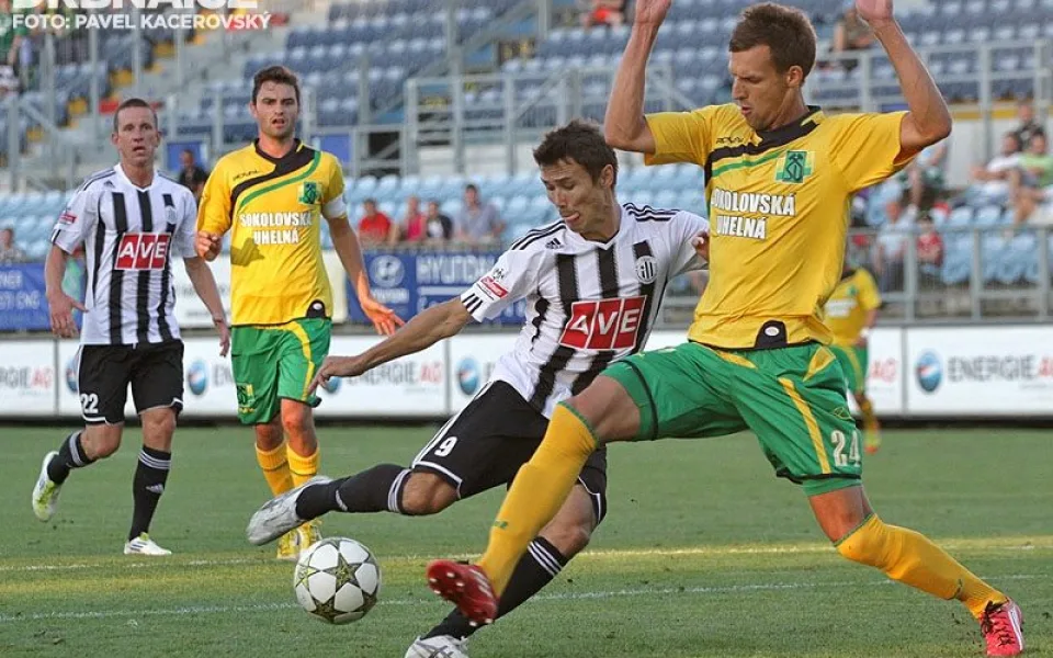 Sokolovský Libor Hruška blokuje střelu Azize Ibragimova