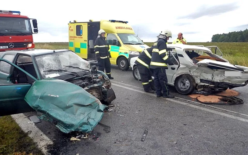Srážka Škody 105 a Peugeotu 106 na silnici mezi Lišovem a Štěpánovicemi